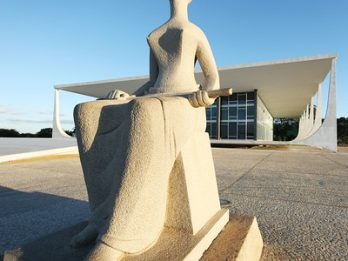 Foto da fachada do Supremo Tribunal Federal, com destaque a estátua da justiça.