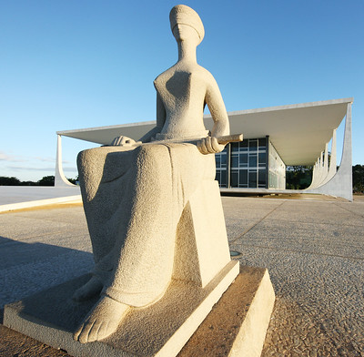 Foto da fachada do Supremo Tribunal Federal, com destaque a estátua da justiça.